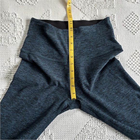 Beyond Yoga women’s size medium blue and black pull on yoga leggings - Picture 3 of 9